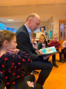 Lees meer over het artikel Wethouder Jouke Douwe de Vries leest voor op de Nynke van Hichtum