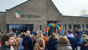 Lees meer over het artikel <strong>Nieuw schoolgebouw Samenlevingsschool de Tijstream in Holwert geopend</strong>