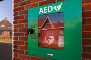 Lees meer over het artikel Noardeast wil 100%-dekkend AED-netwerk: “Earste 6 minuten fan libbensbelang”